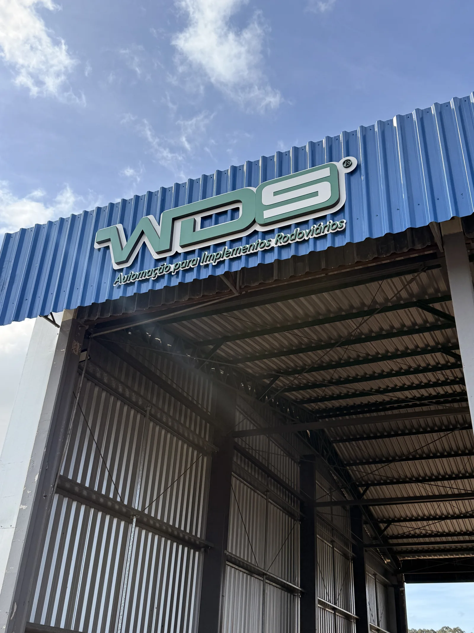 Placa WDS na fachada da oficina Krigger — revendedor autorizado
